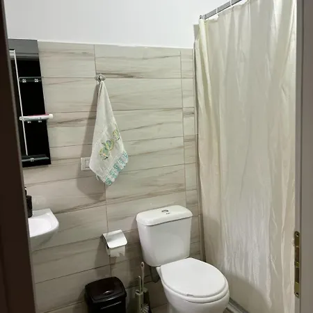 Adi Hoxha Guest house *