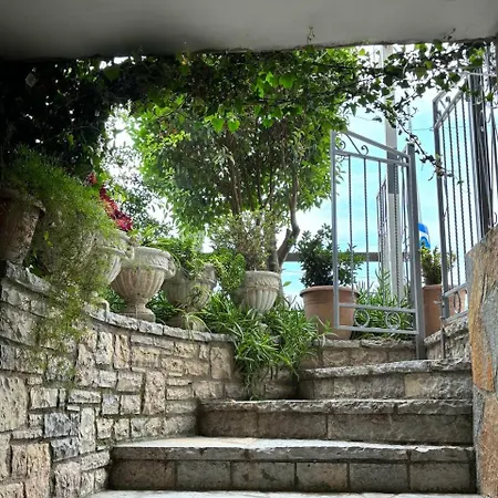 Adi Hoxha Guest house *
