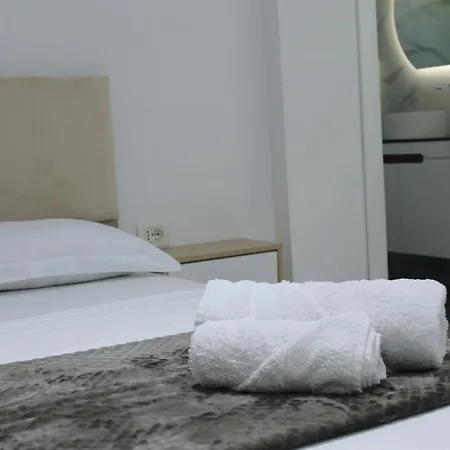 Adi Hoxha بيت ضيافة