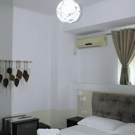 Adi Hoxha بيت ضيافة بيرات