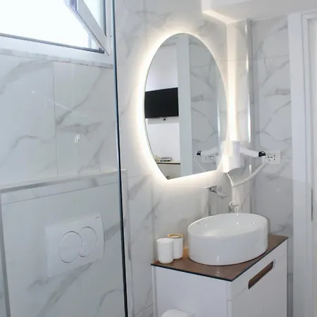 بيت ضيافة Adi Hoxha