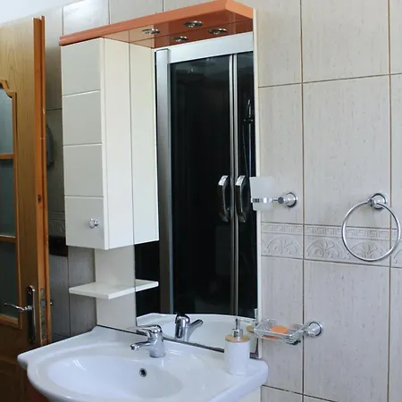 بيت ضيافة Adi Hoxha بيرات