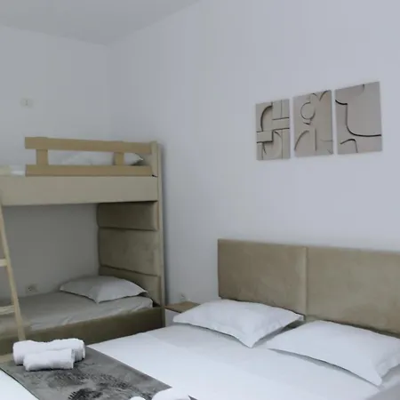 Adi Hoxha بيت ضيافة